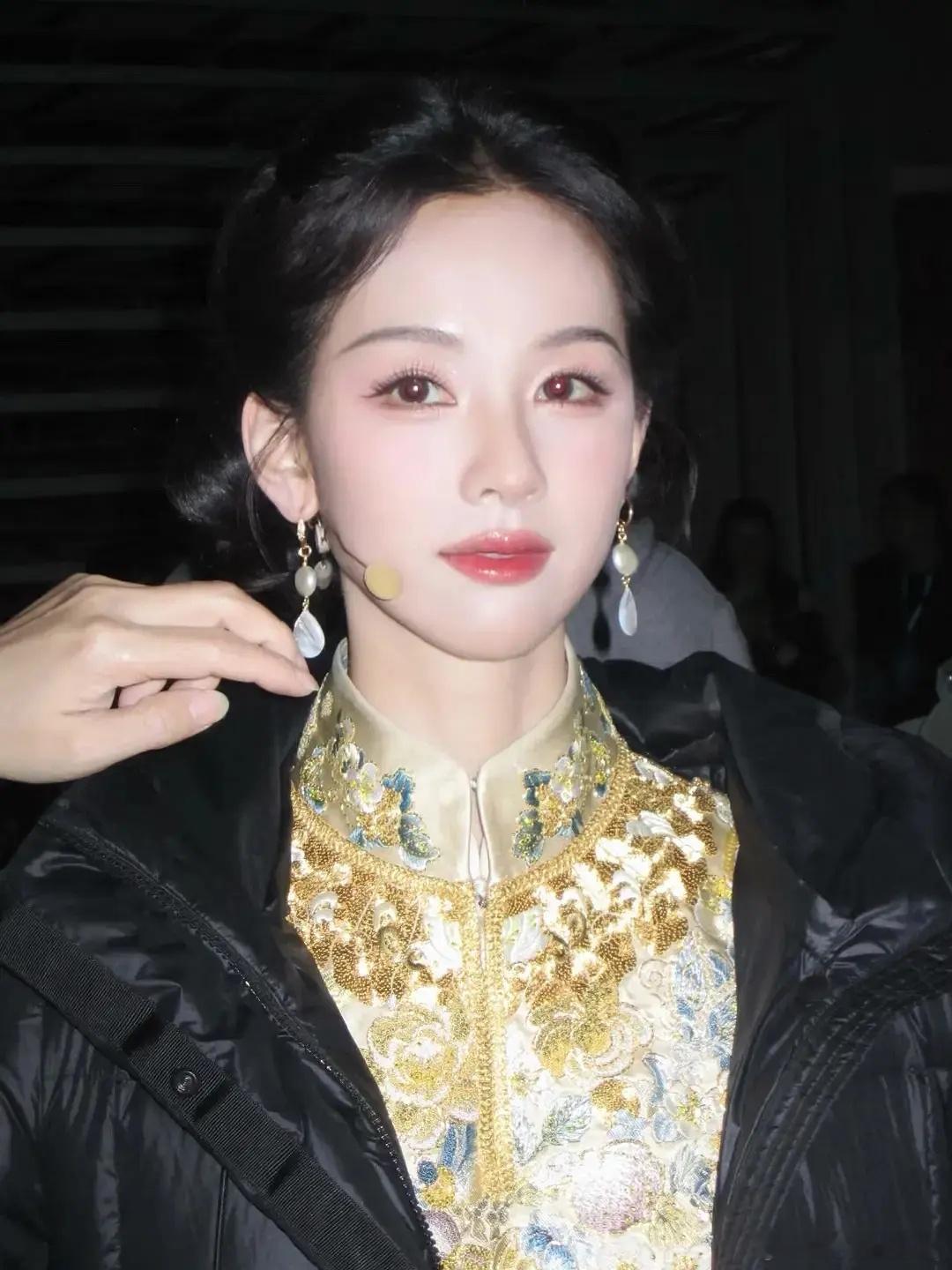 后面两张感觉是近期里陈都灵的照片里算好看的了…第一张真的吓人一大跳👁️