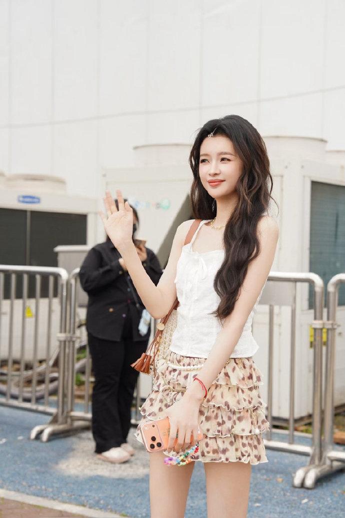 今天孙怡在录制浪姐的时候搭配的很简洁，看上去也非常的有吸引力。她上身穿白色吊