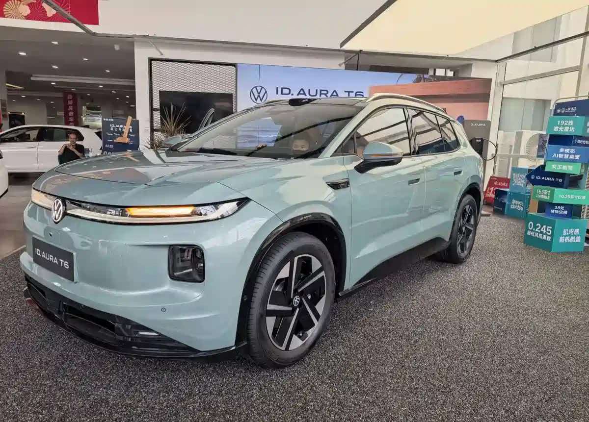 实地体验一汽大众ID.AURAT6，这台中型五座纯电SUV，短悬长轴设计带来不错的车内空间利用率。车