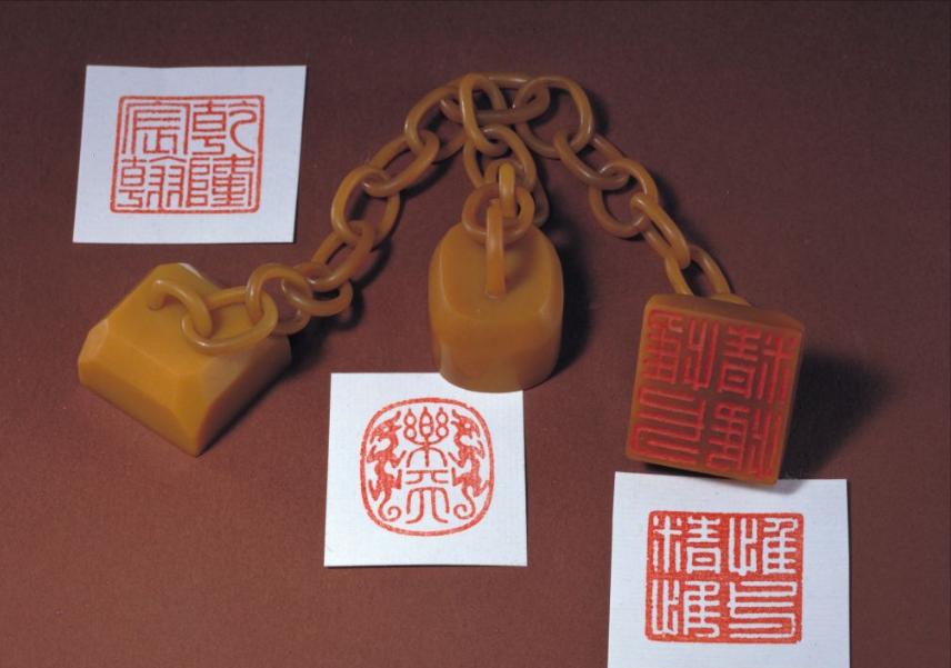 1950年，正在接受改造的溥仪听说中国要出兵援助朝鲜，突然找到看守，撕开自己的棉