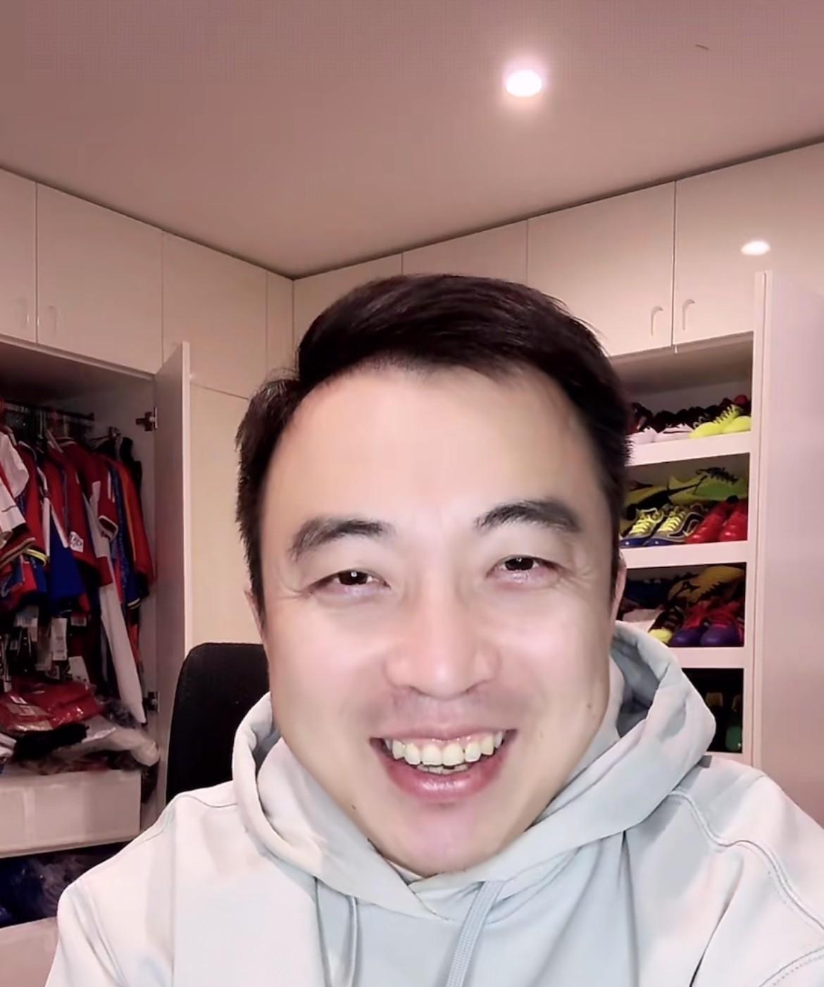 解说员袁甲在直播间聊起了八卦，他爆料当年国安球员高峰去德国养伤，记者前去采访，一