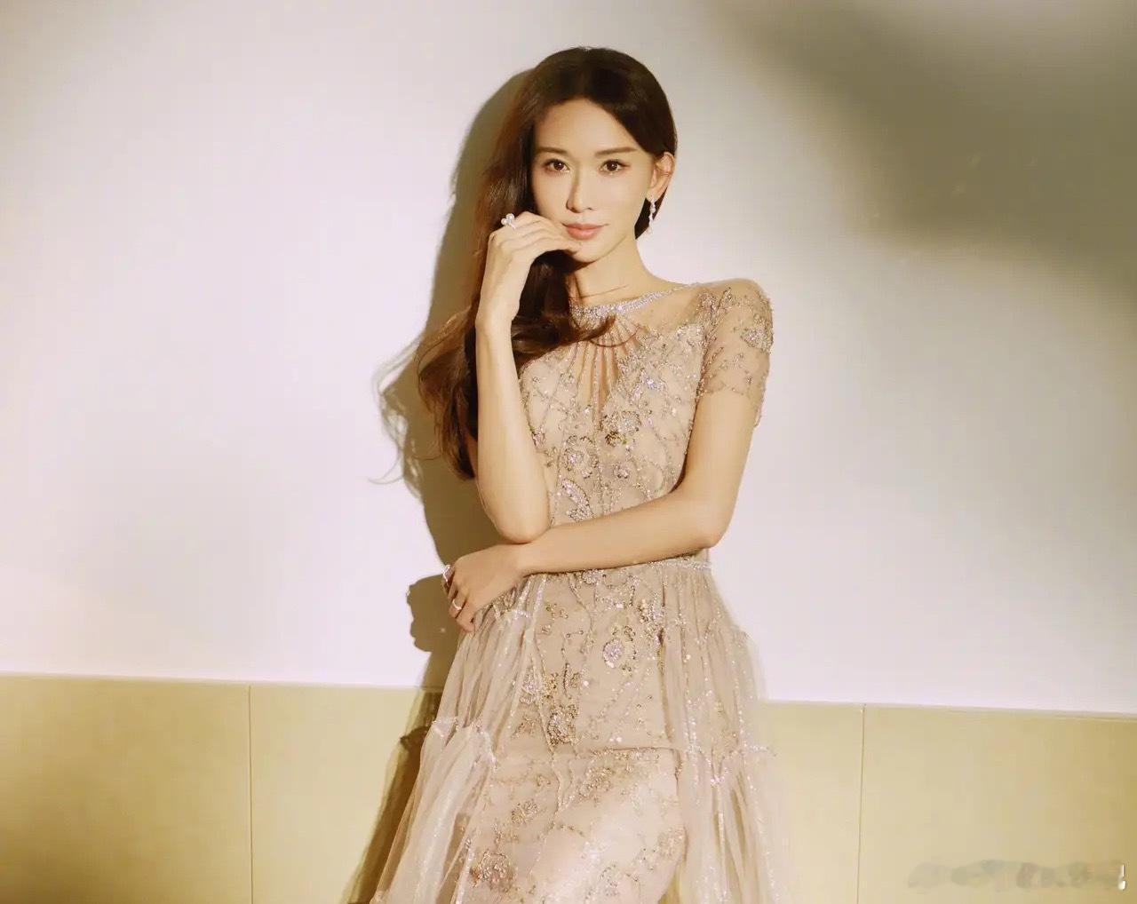 主持人问林志玲:“你在家有煮三餐吗？”林志玲点头:“有，每天下厨煮三餐。”主持人