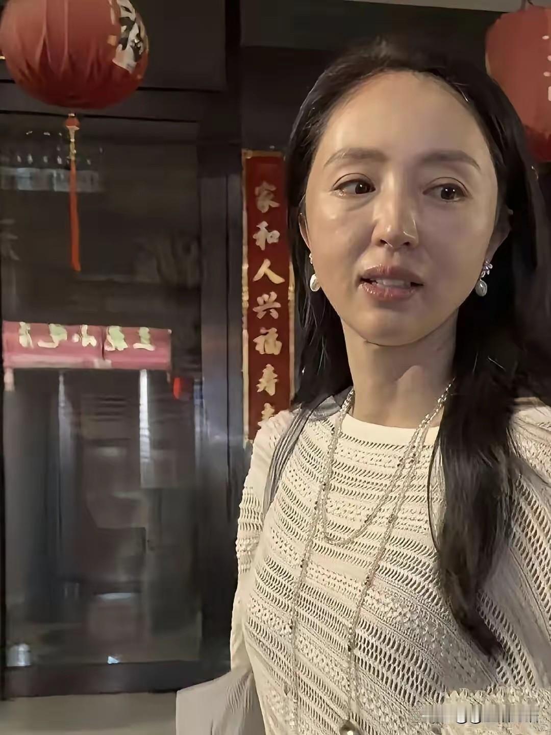 46岁董璇素颜路人生图流出，状态真的太有松弛感了！没有厚重滤镜，近乎素颜出镜，眼角细纹清晰可见，却一