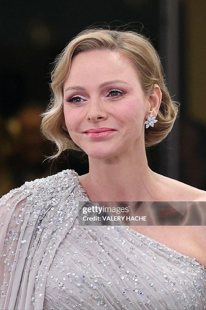 摩纳哥玫瑰舞会盛况上的夏琳[赞]瘦下来的她又穿了一款斜肩礼服大秀身材，历年来