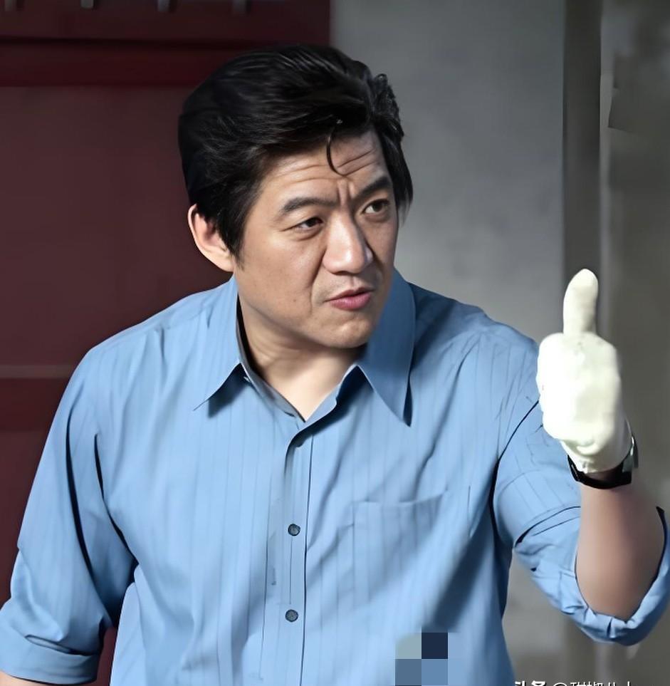 《小城大事》陈明昊的手套，藏着一个男人最后的体面！观众都在问解春来为啥总戴白手