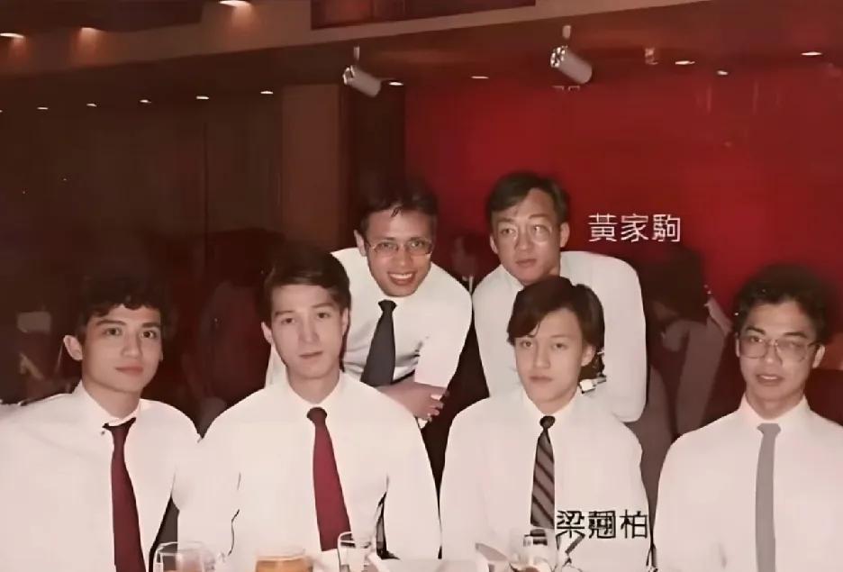 1986年的一张老照片，定格了黄家驹、叶世荣、梁翘柏的青春笑容。彼时，他们还未光