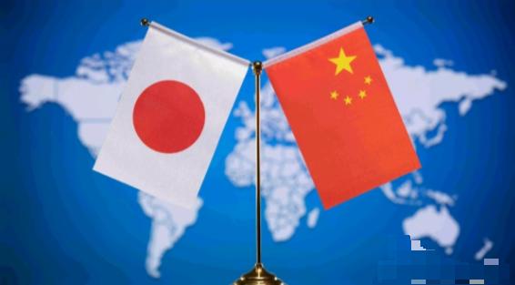 日本嘴上喊着“战略互惠”，手上却死死攥着军事松绑的绳子。5月18日，日本外相茂木