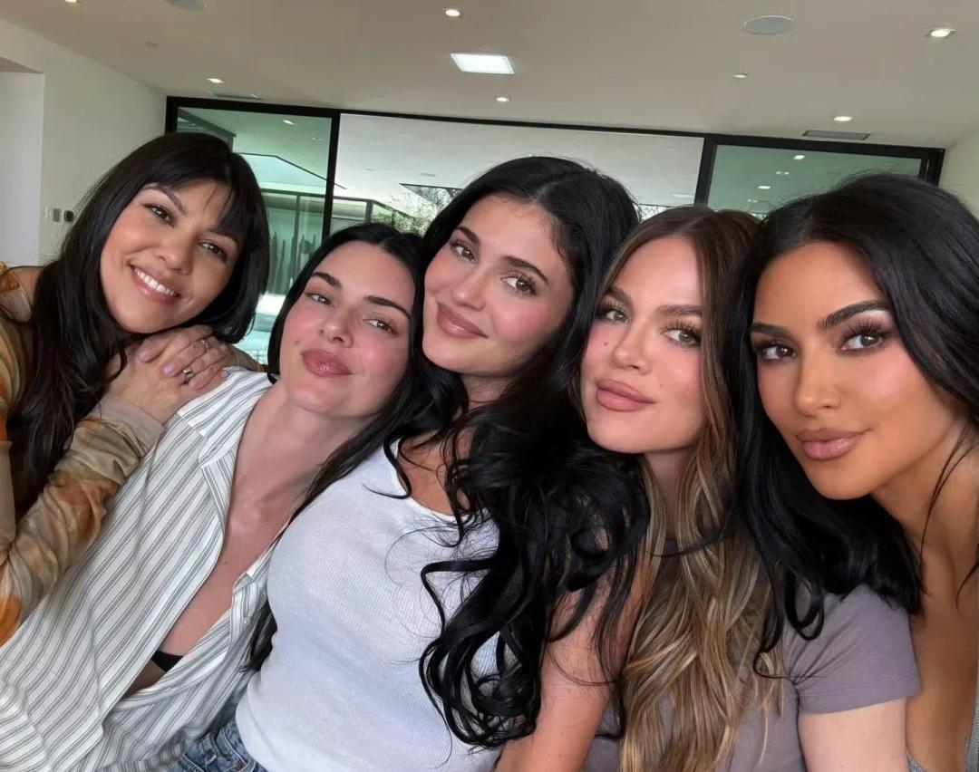 肯豆和家人复活节合影高级审美时尚博主时尚资讯审美积累超模肯豆卡戴珊