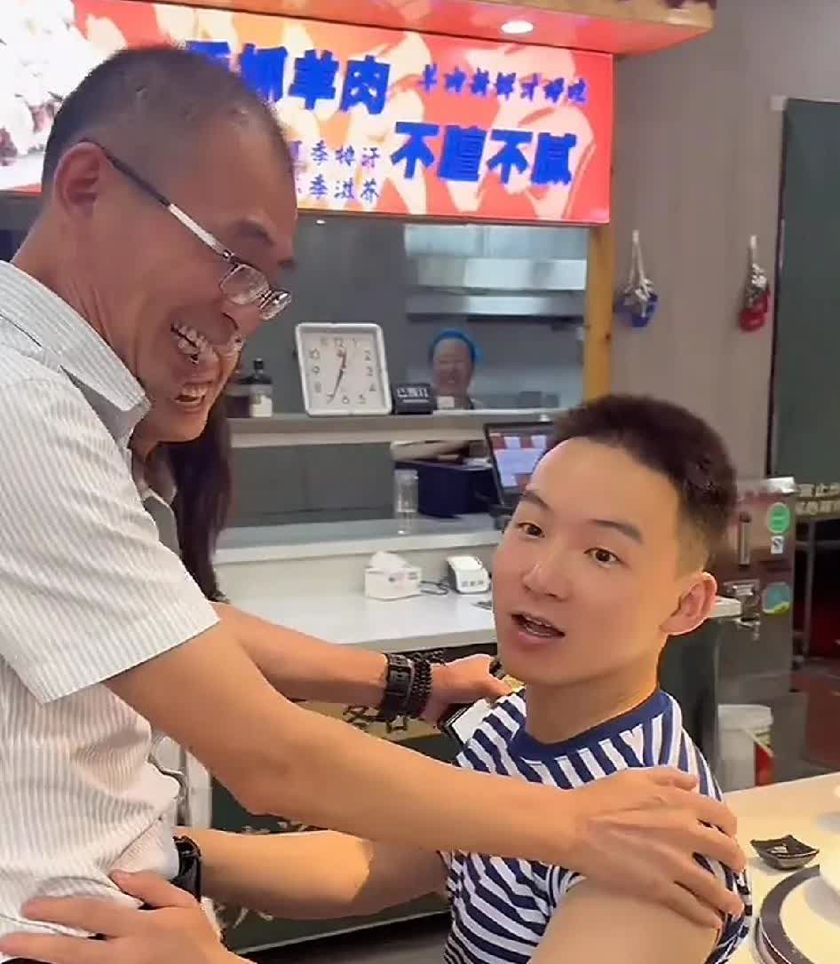 你们发现了没浩男这小眼神出卖了他你们说浩男这是在看谁呢大伙都说“