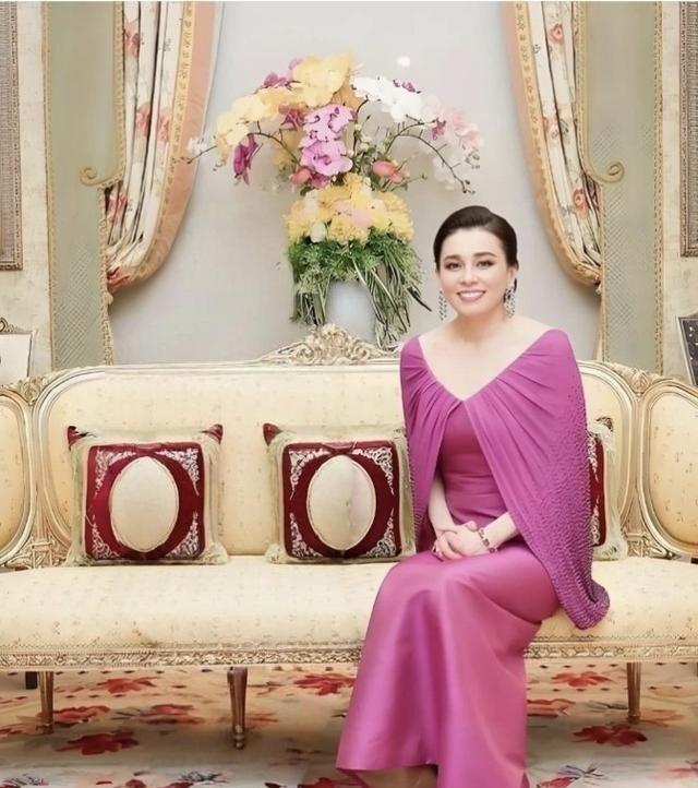 泰国国王夫妇开启访华之旅。王后苏提达·哇集拉隆功出身中产家庭，母亲张恒女士祖籍广