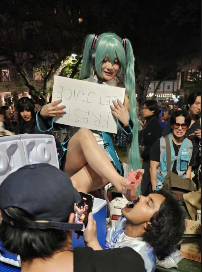 5月，美国加州一场动漫展的场外聚会上，一个女Coser，把脚直接泡进装满红色饮料