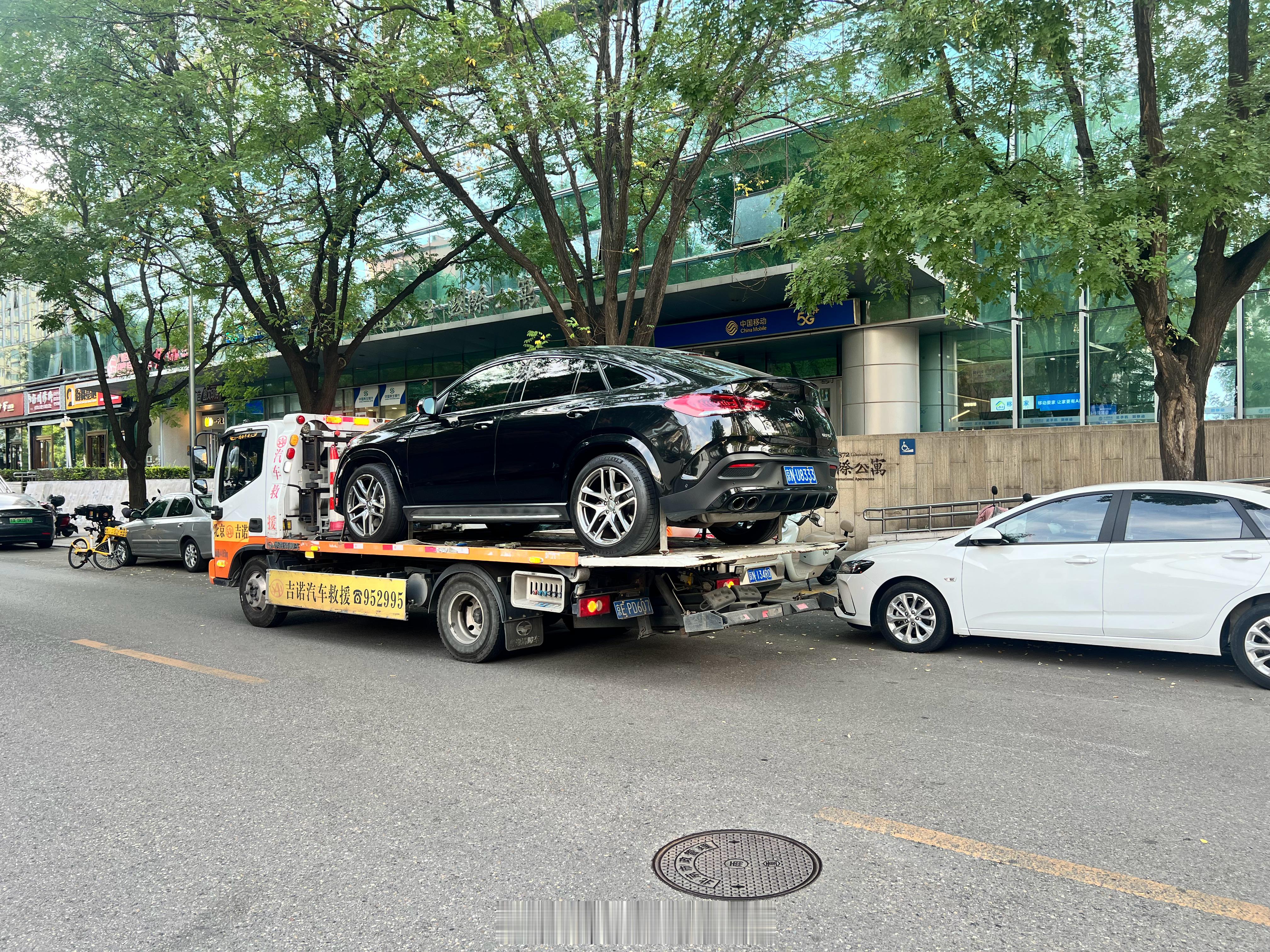奔驰车也要拖车啊？这车牌还挺不错​​​