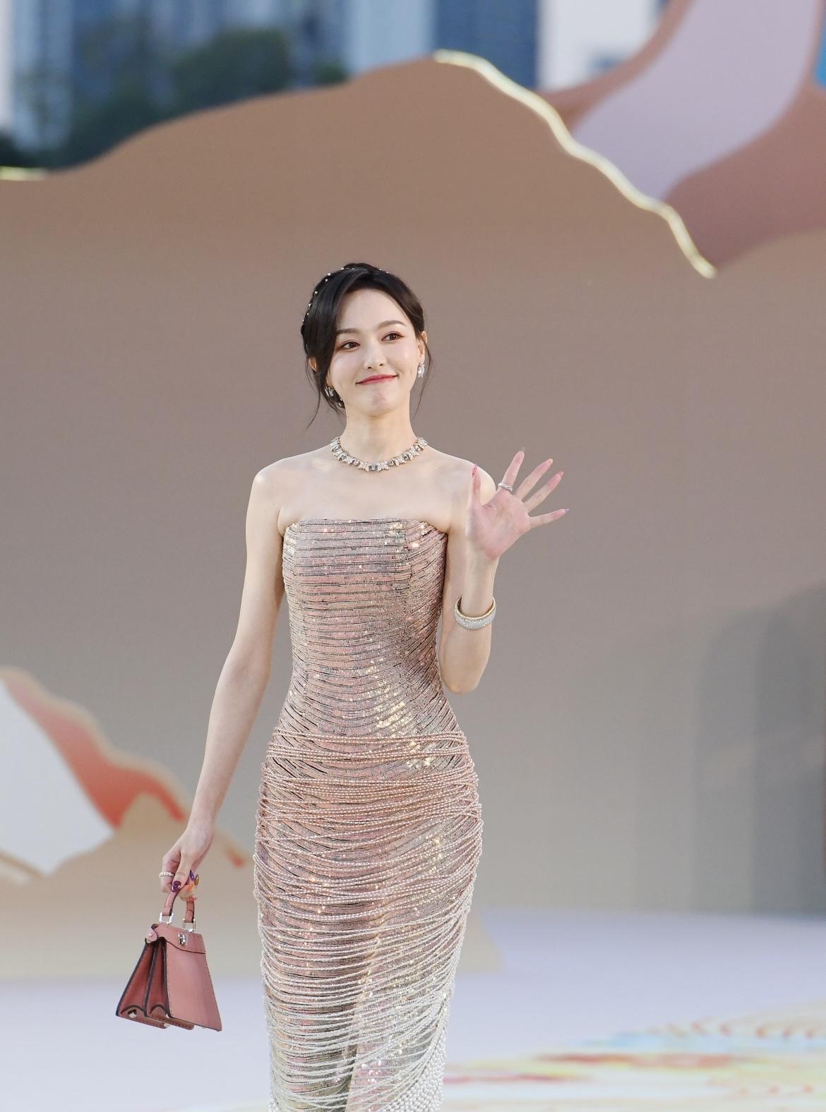 对比下来才明白为什么唐嫣罗晋从不秀恩爱却无人敢传言两人感情不好，不是因为媒体