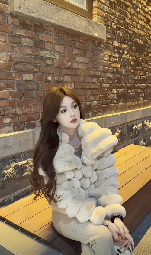 冬日的浪漫藏在暖乎乎的毛绒里，红砖墙下的慵懒时刻，只想和温柔撞个满怀✨