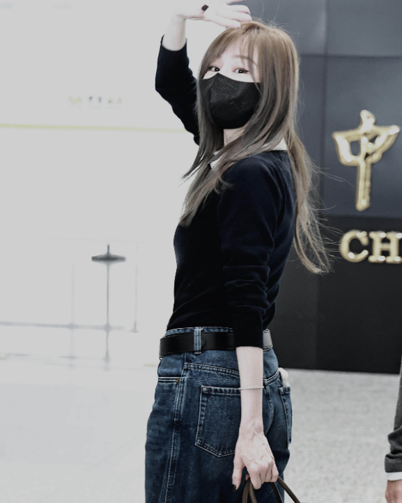 王心凌机场街拍小个子的教科书范本基础款黑色针织衫搭配高腰直筒牛仔裤，利落腰带拉