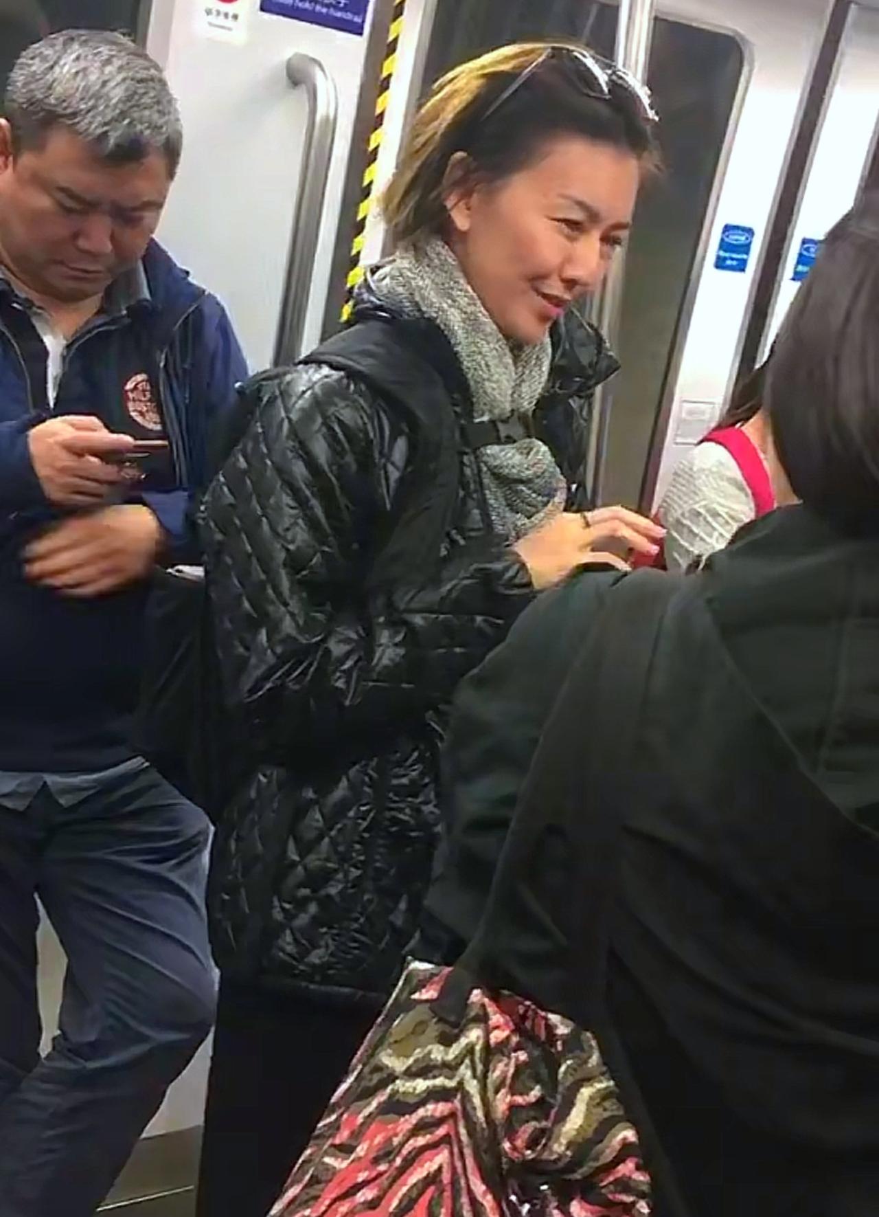 不敢相信那么大牌的歌手，竟然一个人坐地铁，没有保镖助理，她把舞台下的日子过成普通