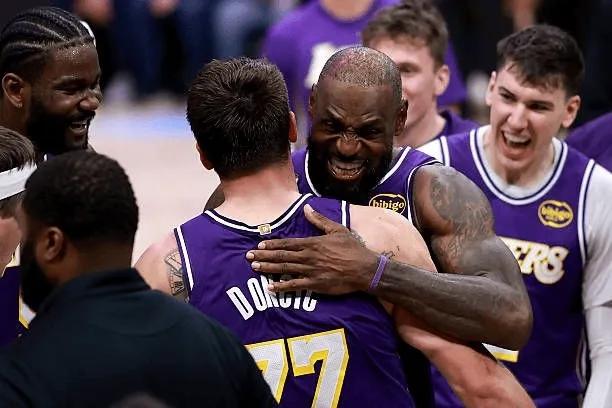 皮尔斯这脸被打的，也是啪啪啪地响！湖人低迷那段时间，皮尔斯就公开表示说，湖人无