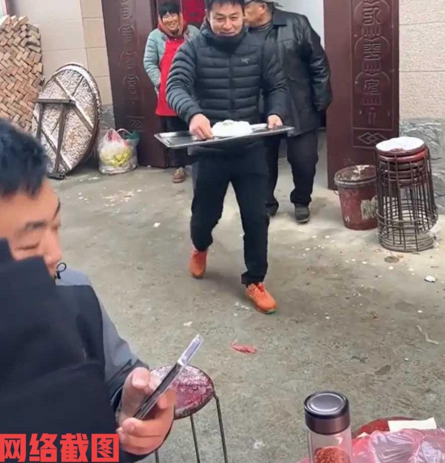 河南有男子在农村吃席。男子还在期望有什么大菜可以吃饱肚子，却没有想到主家竟然