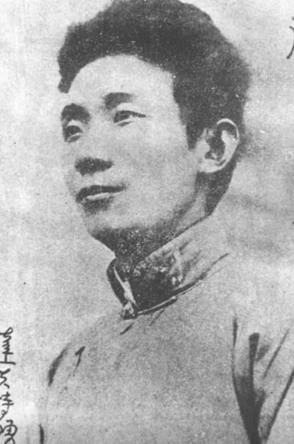 1919年，23岁的郁达夫来到花楼，想要发泄一晚。推开雕花木门时，他摸了摸西