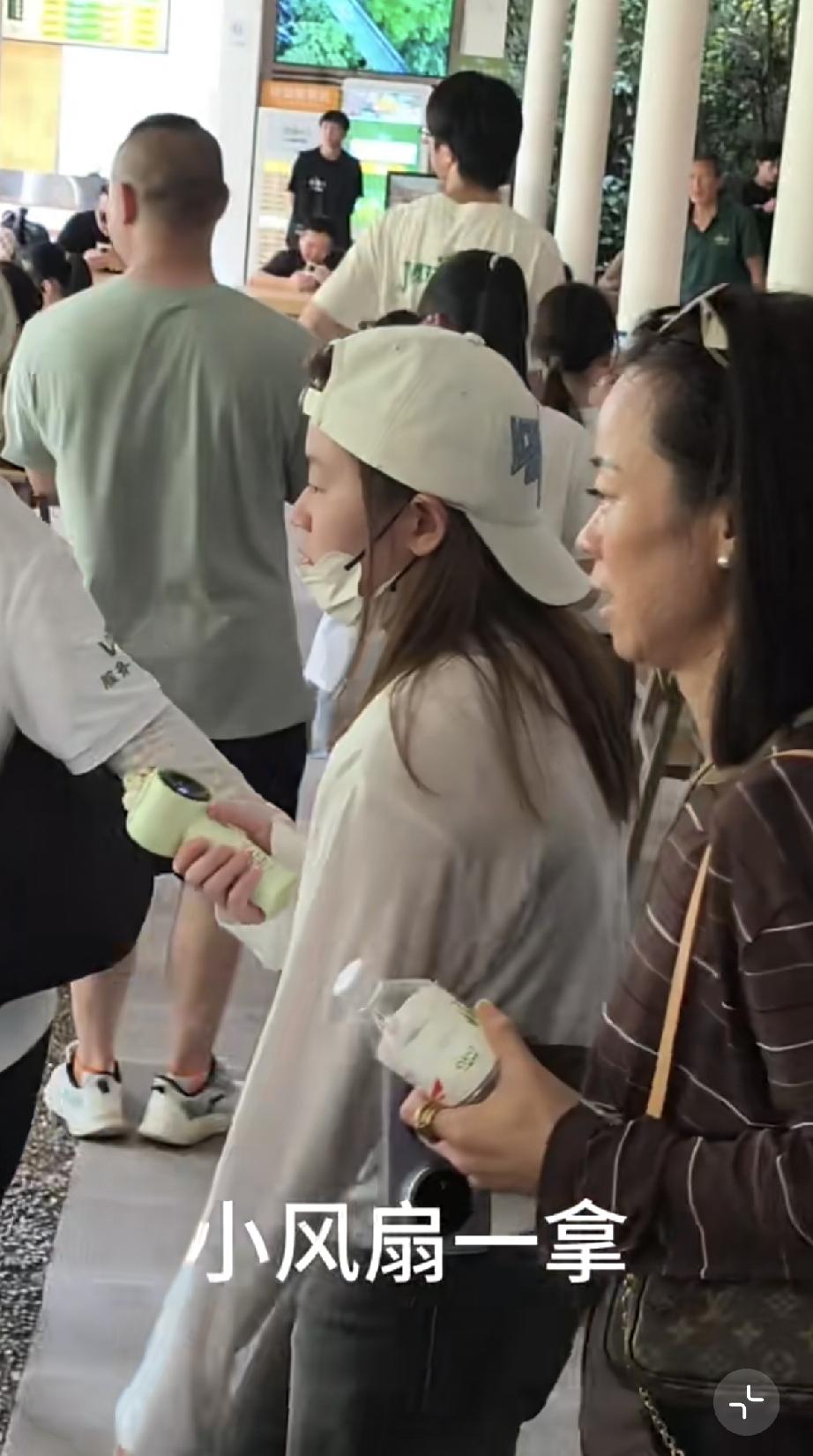 8月2日，全红婵在浙江游玩，路人镜头下脸部真实状态曝光，又恢复了那个当年懵懂的小