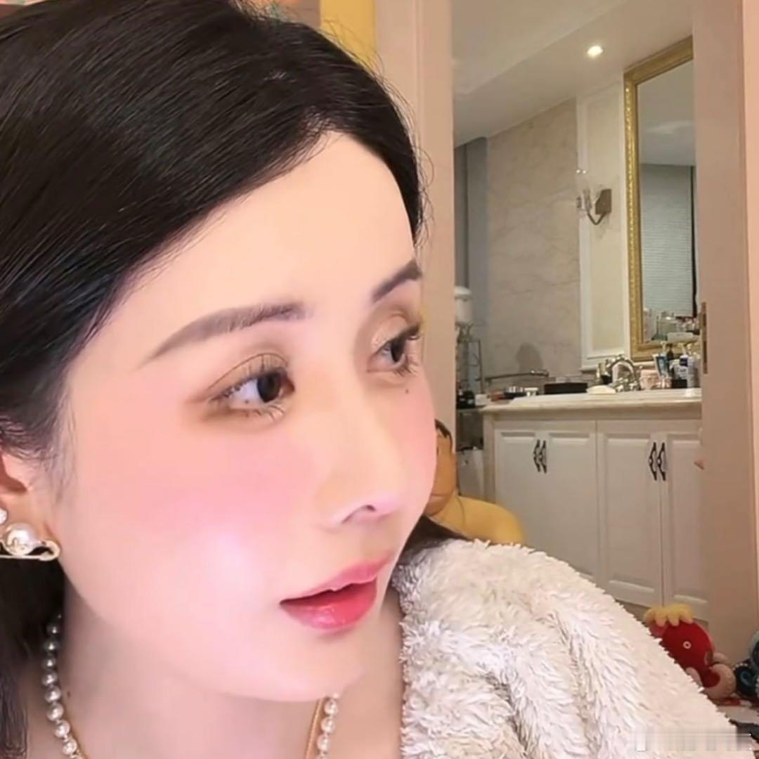 男友曾为陪韦雪放弃读研网红韦雪在直播中透露，她曾建议小16岁的男友KK去读研，但