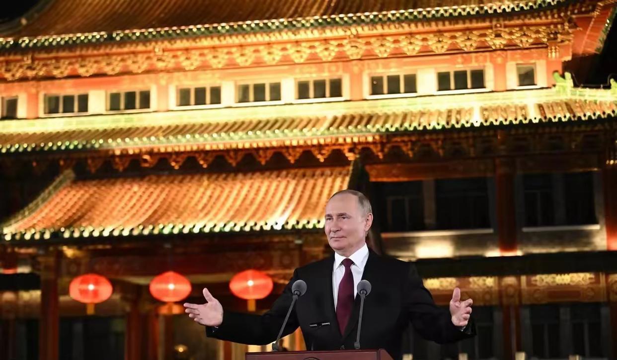 普京在中国算是找到第二个春天了，一口气签了二十多项合约，项目涵盖能源粮食人工智能