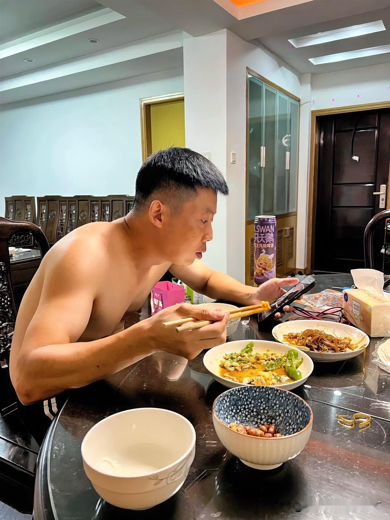 之前我叫老公下班跑滴滴，好多人骂我压榨他，我说说真实情况我老公税前9600，扣