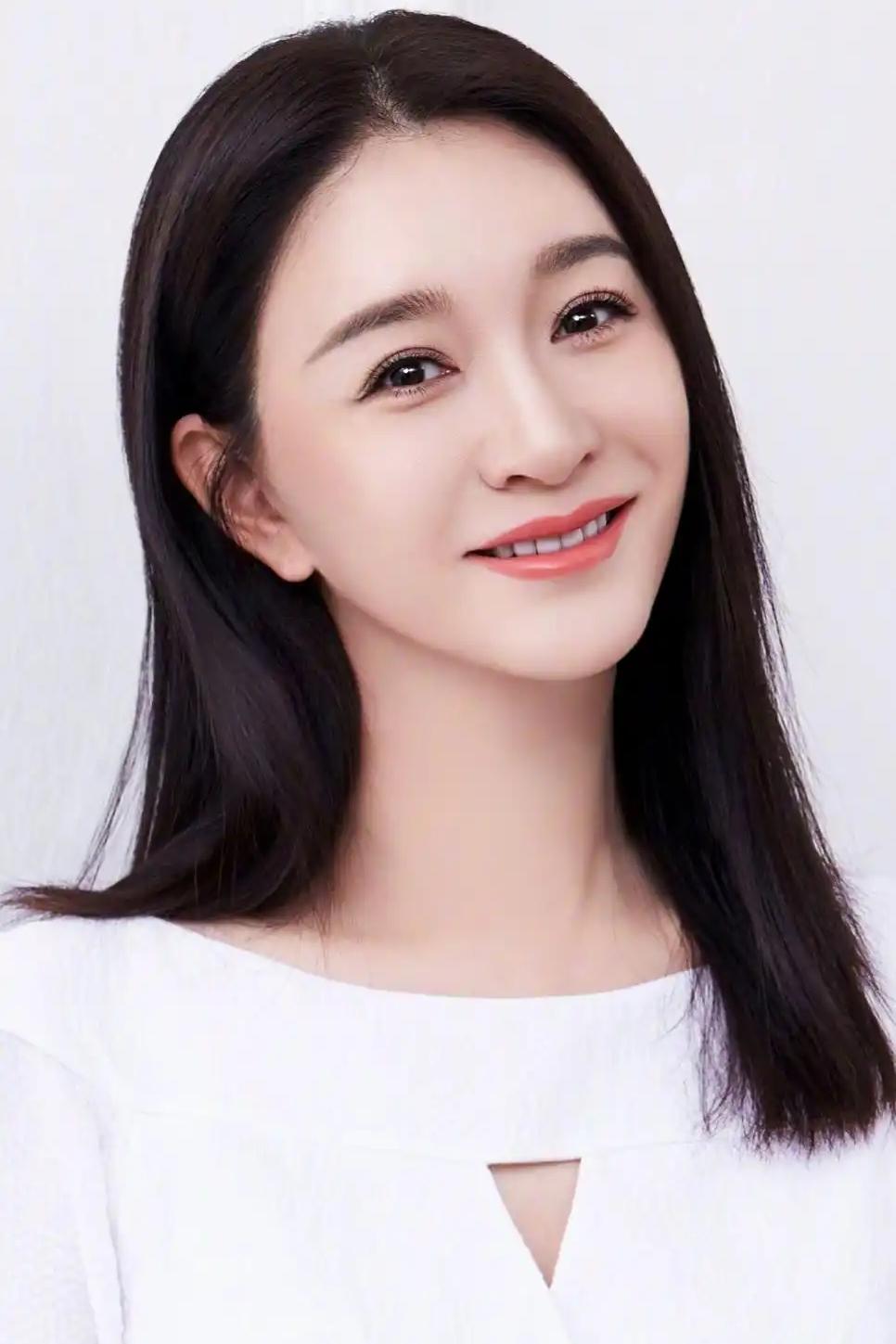 导演赵宝刚说：“刚认识李小冉那会儿，我对她有点儿恨铁不成钢，整天就知道谈恋爱，玩