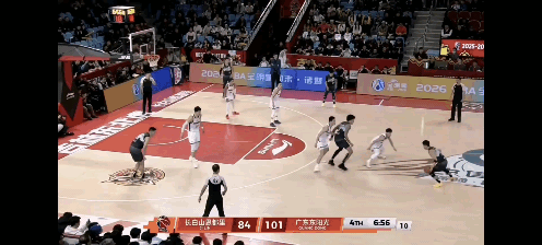 徐杰:小王，你防守好端端的，抱我干嘛？王洪泽:杰哥，我这是爱你的表现[呲牙笑]