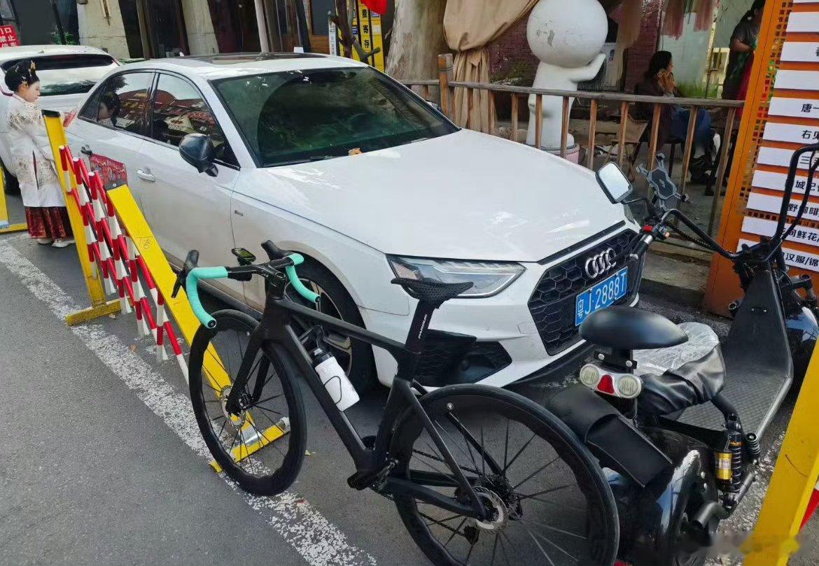 粤J2888T是一辆广东江门的白色奥迪，因带路乌龙被戏称“公路甲级战犯”，近期国庆自驾至洛阳景区时获