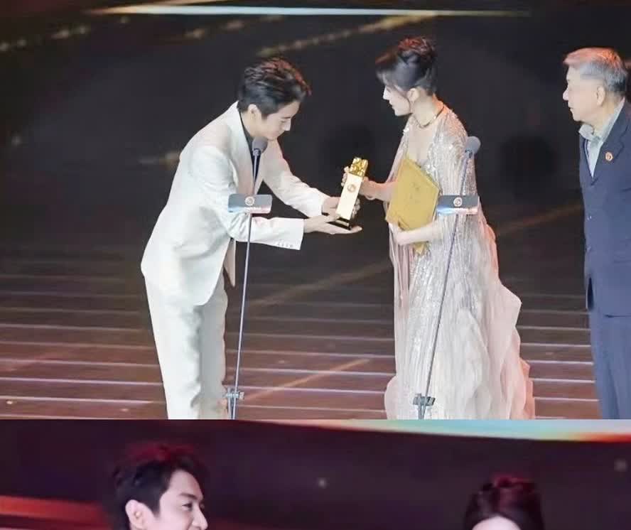 这一晚，陈妍希的后槽牙都快咬碎了！离婚前，她看见的都是陈晓的冷漠脸，离婚后，陈晓