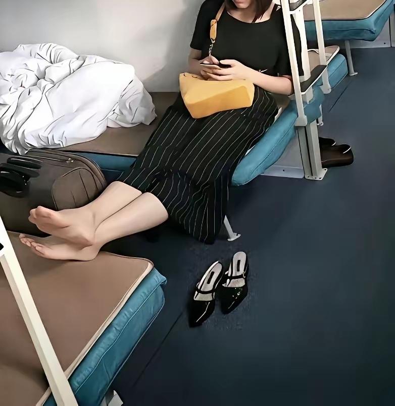 我一出去上厕所或者下车呼吸下新鲜空气，回来就发现这位女士把脚搭在了我的铺位上。虽