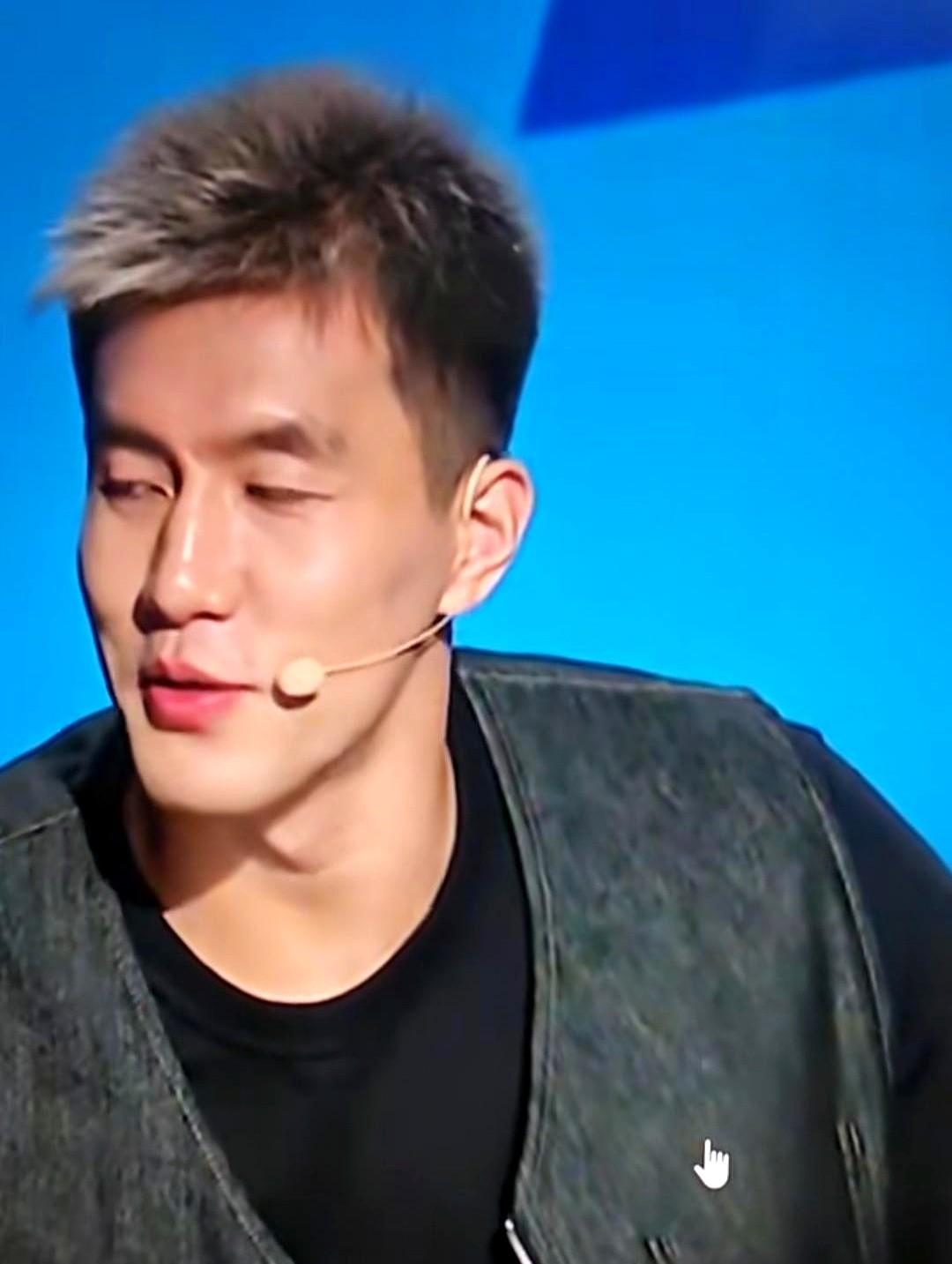 你会不会觉得比赛解说也变得越来越有趣？这次，一位球员变身“搞笑主播”，用一句