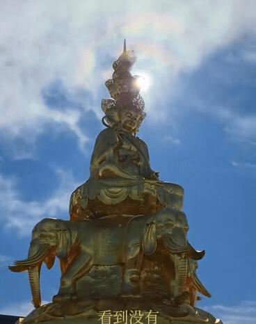 3月26日，四川，一男子去爬峨眉山，到山顶欣赏风景时，发现天上突然一个巨大的七彩