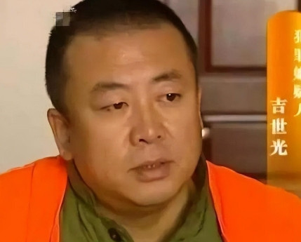 2011年，瘫痪多年的杨琳，正坐在轮椅上看《潜伏》，可看了一会儿后，他突然指着电