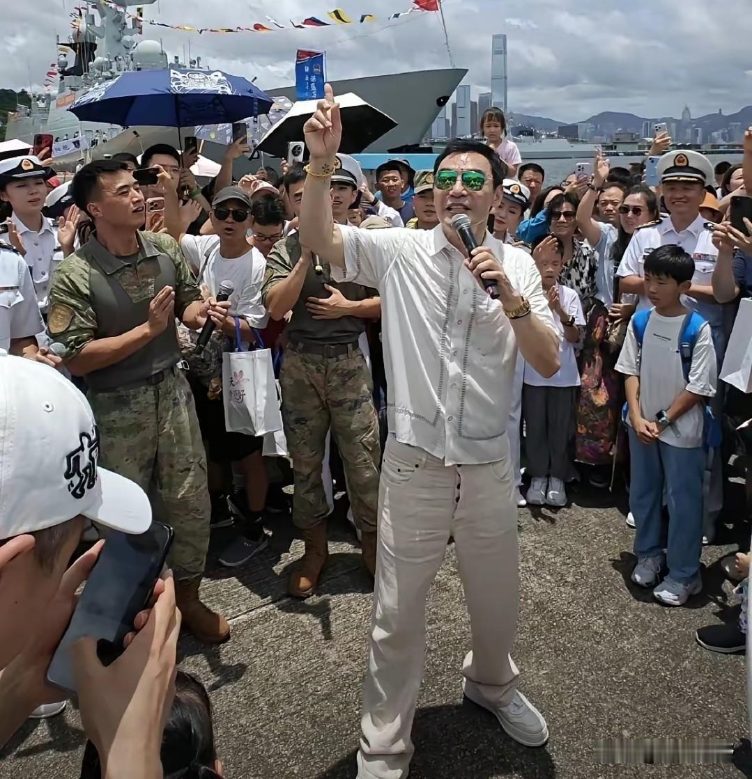 钟镇涛，激动发文！​​7月4号下午，钟镇涛在自己社交账号激动发文，还连晒了六张