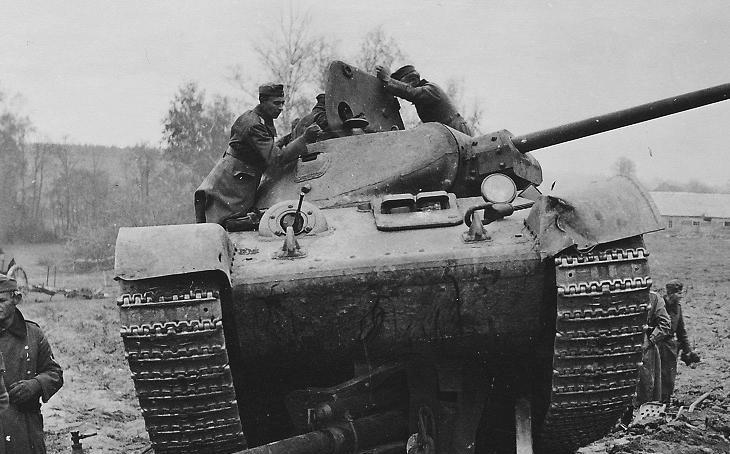 1941年10月，莫斯科郊外。德军第7步兵师第7炮兵团的阵地上，一群德军士兵爬上