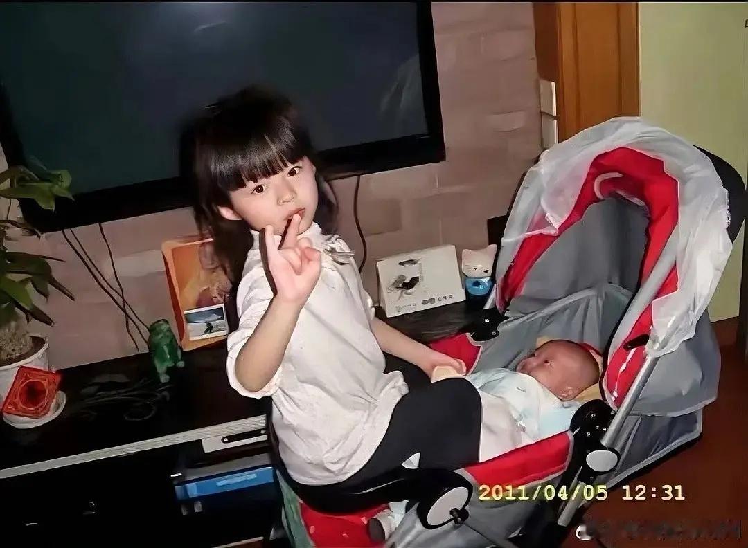 说实话她们家11年看上去条件蛮一般的家庭陈设和婴儿车看起来都挺普通结果过了几