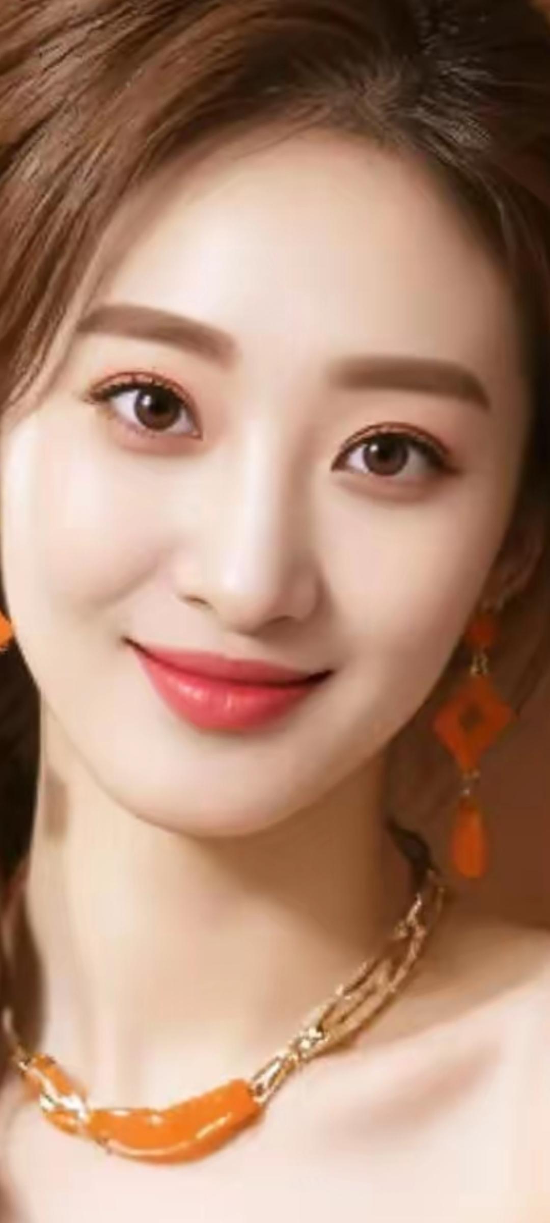 甜美笑容，暖心项链，元气满满的一天！😊✨