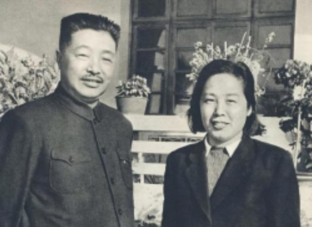 1942年贺龙娶了比他小20岁的女学生，毛主席瞅了瞅，打趣说了一句！麻烦看官