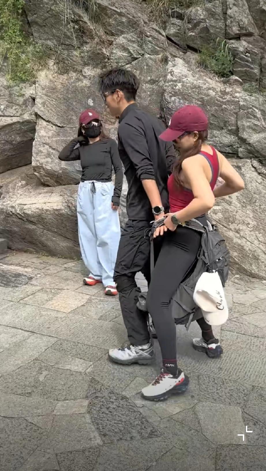 泰山陪爬，这种背法能爬几公里？泰山顶上不弯腰驴友爬泰山泰山爬不上去