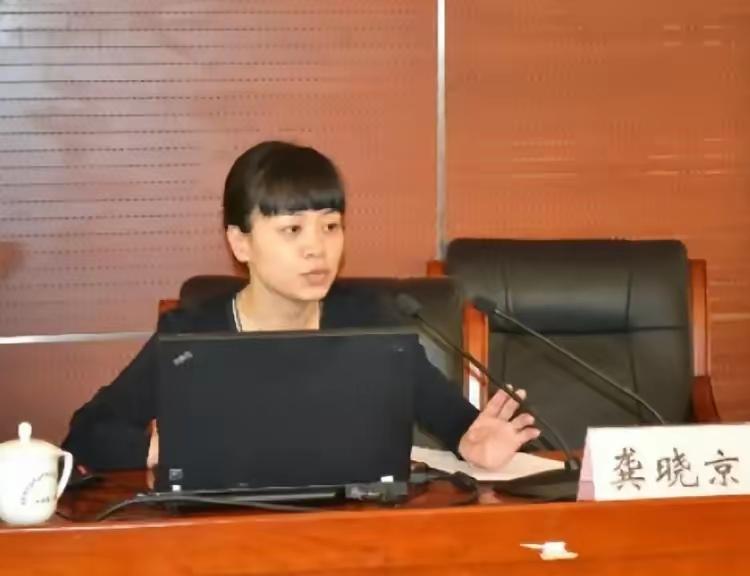 这段故事生动展现了刘强东与龚晓京的青春往事，以及京东品牌背后的情感牵绊。以下是对