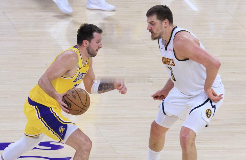 近日，前NBA球员考辛斯在《Gil'sArena》节目中，谈到了东契奇和詹姆斯