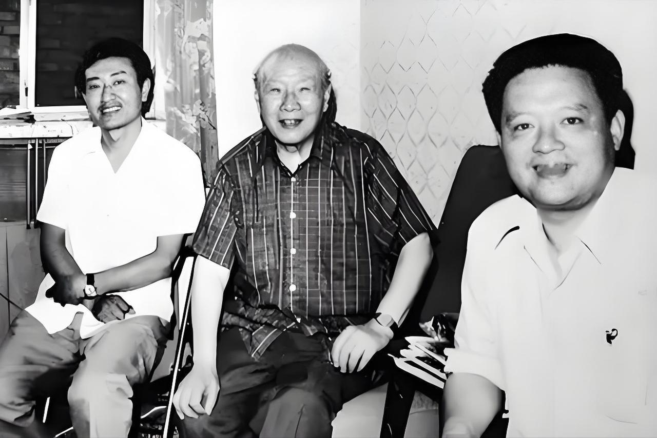 1985年，纽约机场，78岁的宋希濂猛地抓住陈赓遗孀傅涯的手，硬塞过去一沓美元，