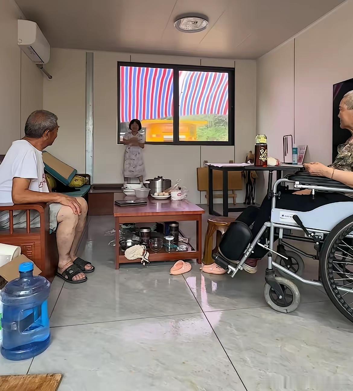 7岁小天赐，太让人心疼了，那种老年生娃的“后果”现在全部展现。周末人家都有妈妈陪