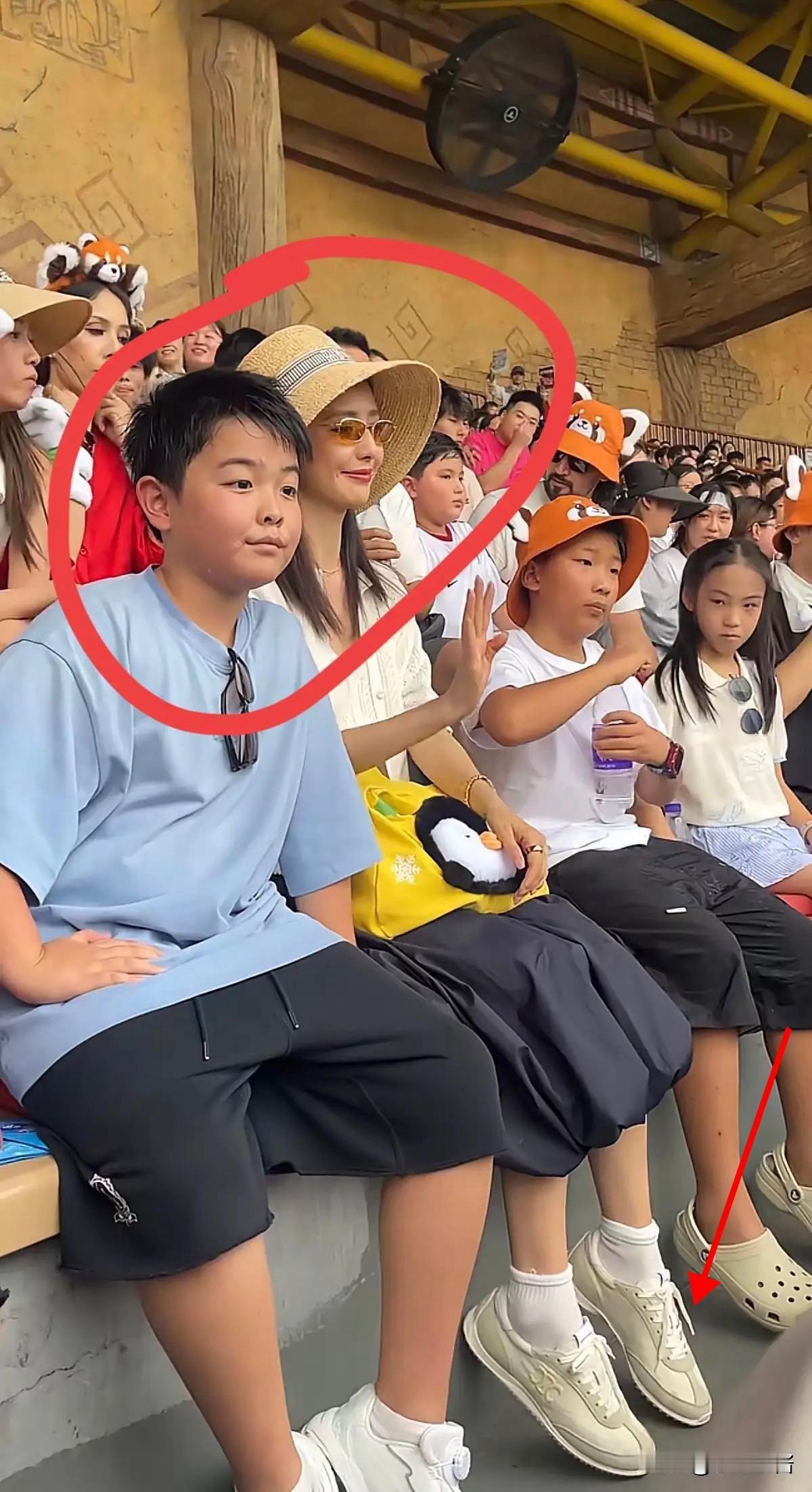 佟丽娅，引发热议。7月26日，43岁的佟丽娅，冲上热搜，她带着儿子出去游玩，