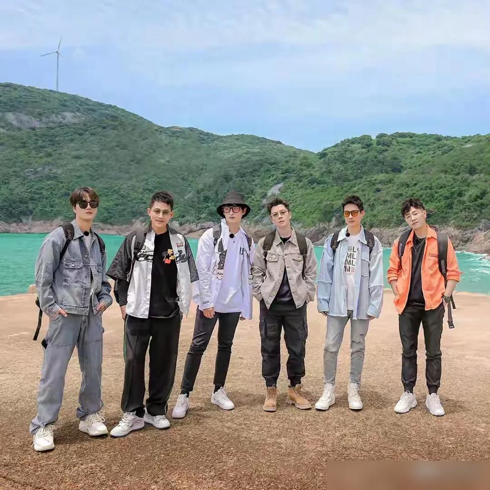 看到那张商演报价单时我真恍惚了，陈楚生的零头快赶上苏醒的全款了。当年并肩站在