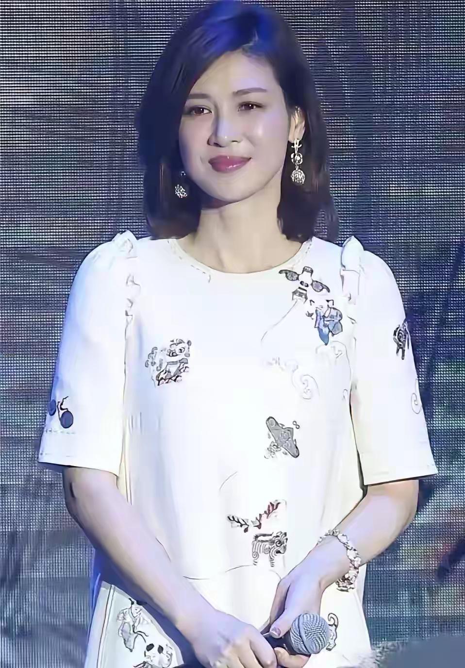 她曾经凭借一部电视剧而红遍大江南北你们认识她吗？她继能在家里相夫教子，又能上