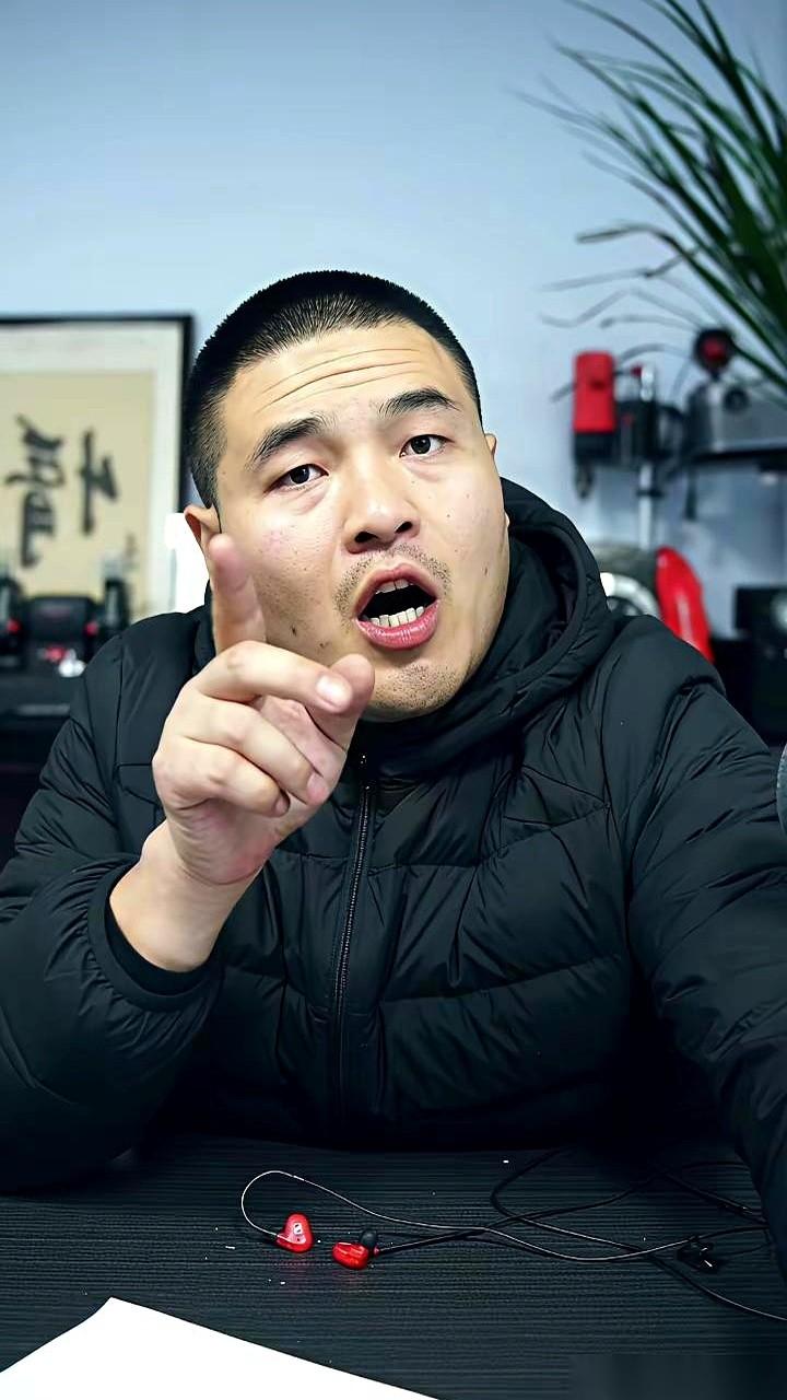 一辆新车旁边，围了一圈人。最扎眼的不是车，是一个正撅着屁股、姿势极其扭曲的网红