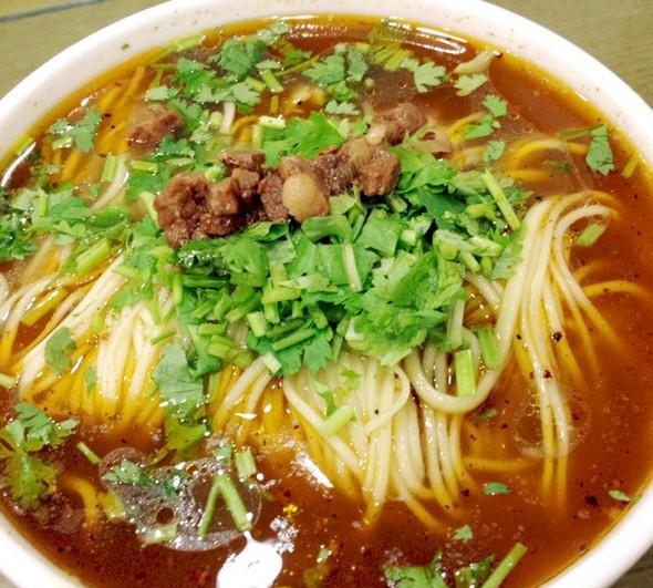 一个小小提议，获得店家免单一碗面钱15元面煮好了，捞在碗里，撒上牛肉片，老板舀